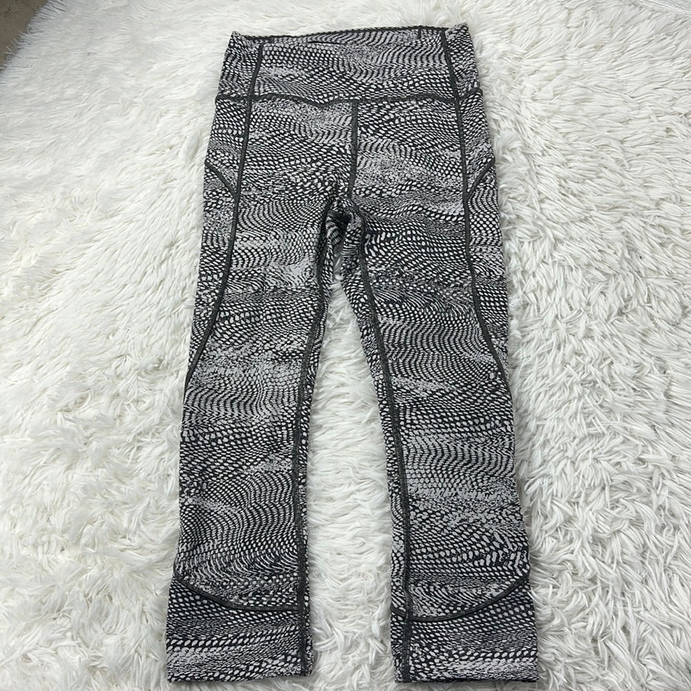 Lululemon In Movement Crop *Everlux 19" Swerve Vapor Metal Grey